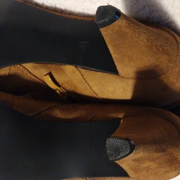 Boston Design Studio sz 9.5W booties with zippers and buckle detail in camel - Picture 4 of 8